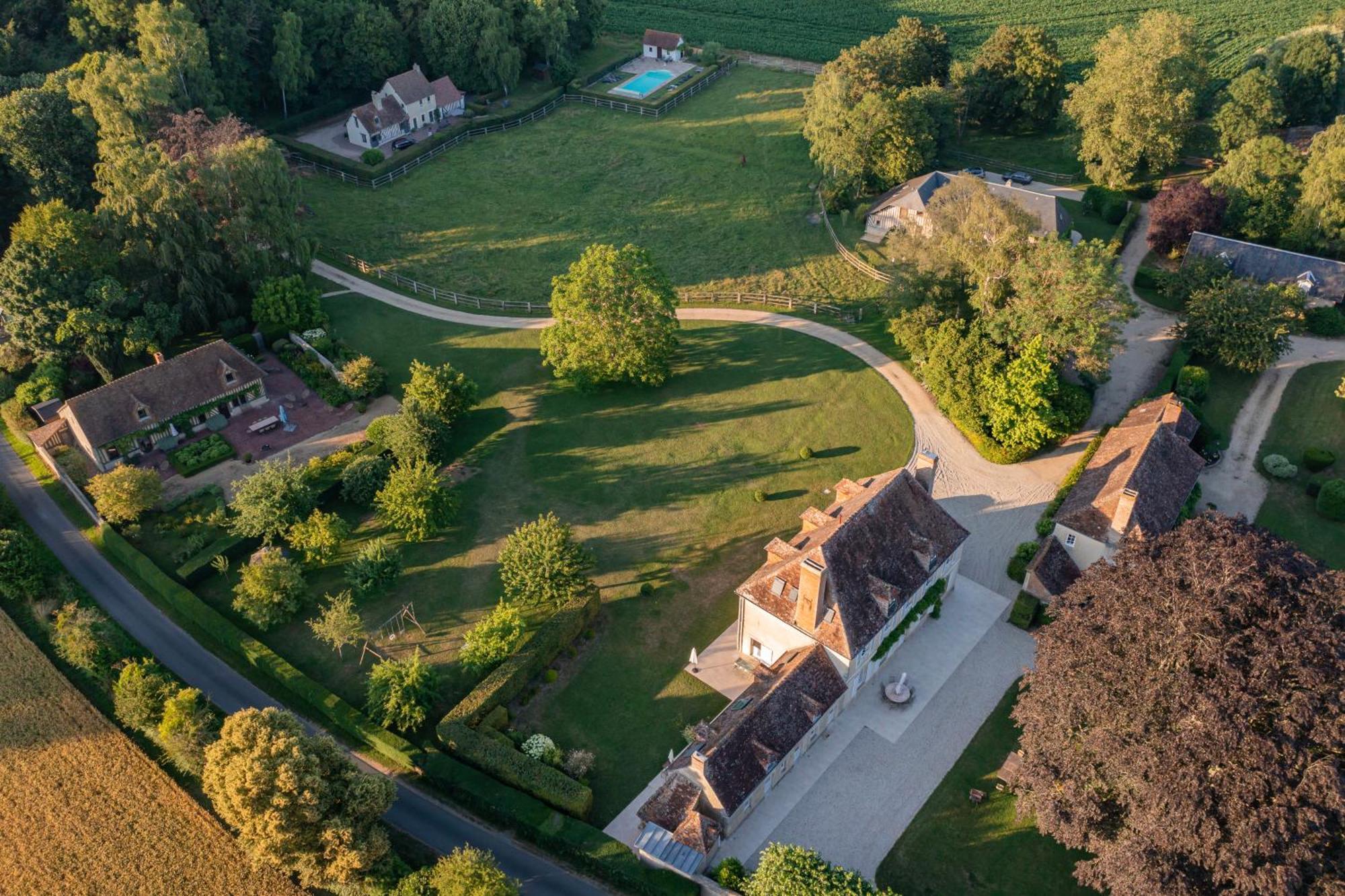 Hébergement de vacances Charmante Chaumière Romantique Avec Piscine Chauffée *